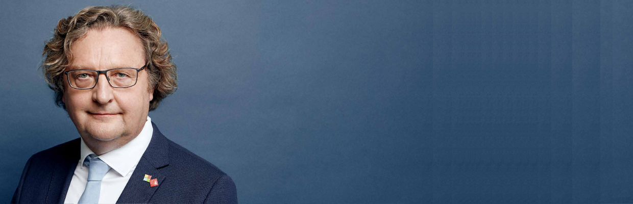 PETR HLAVÁČEK - Praha, kterou zase obdivuje svět.